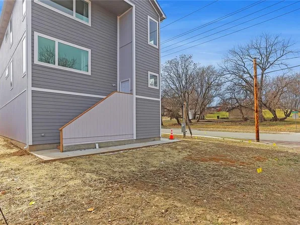 119 Kickapoo St, Leavenworth, KS 66048