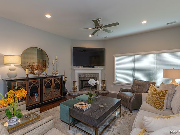4th image of 712 Hedgefield Way