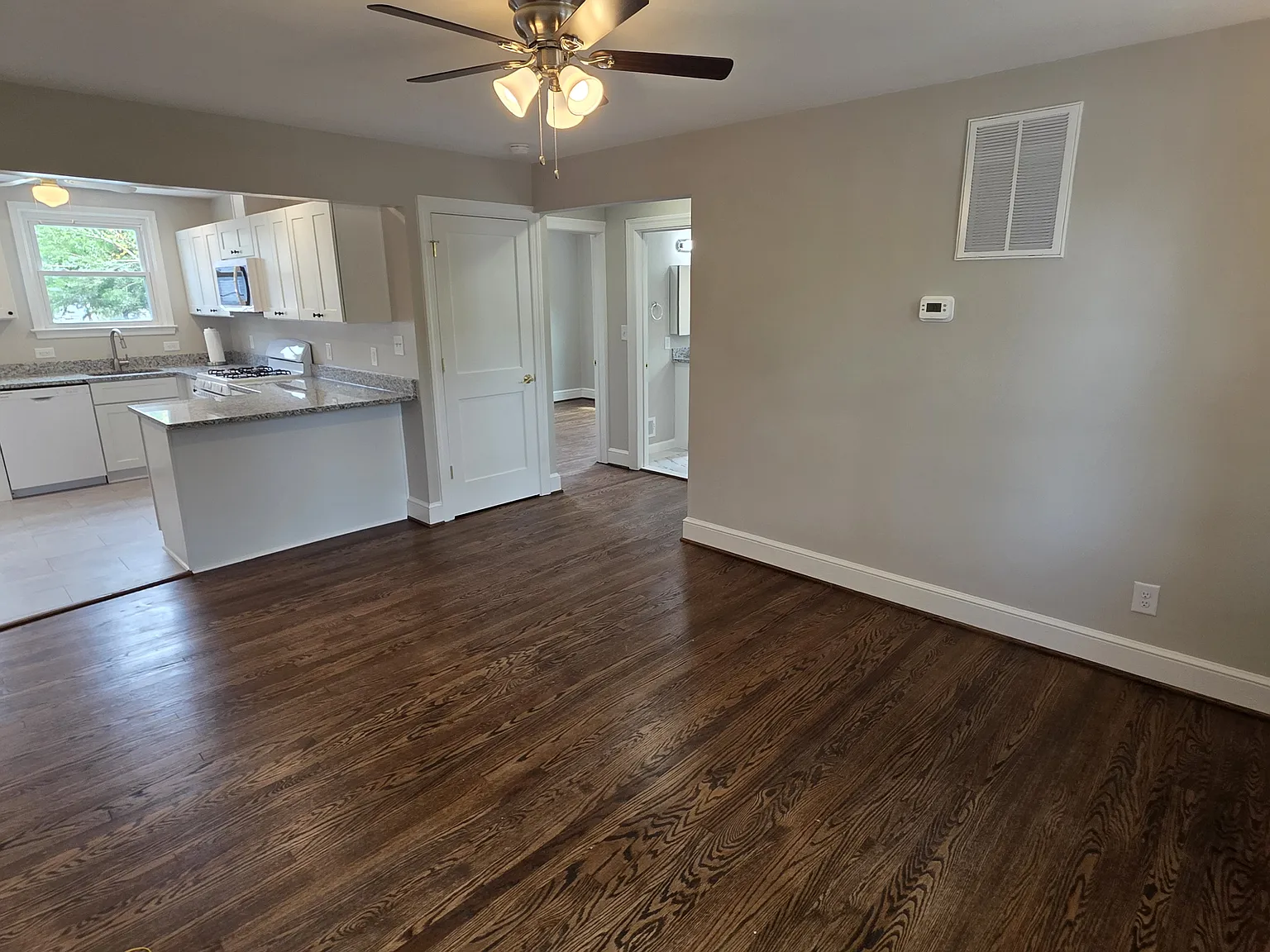 2 bed, 725 sqft, $2,050 — Photo 3