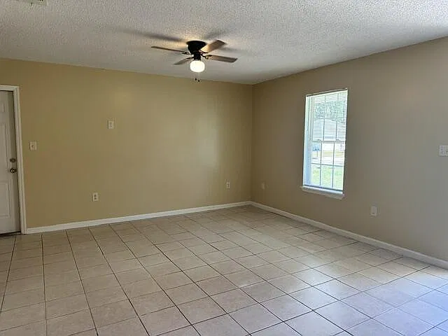 3 bed, 2.0 bath, 1270 sqft, $1,200 — Photo 3