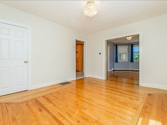 4th image of 33 Brookings St