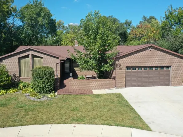 1706 S 8th St, Aberdeen City, SD 57401