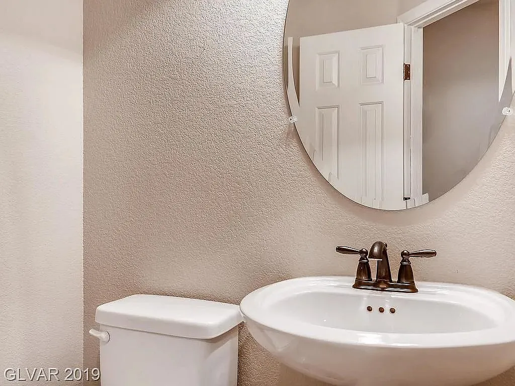 4 bed, 3.5 bath, 2644 sqft, $750 — Photo 4