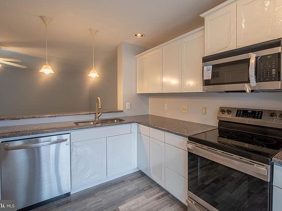 2nd image of 400 Laurel Ct Unit 403