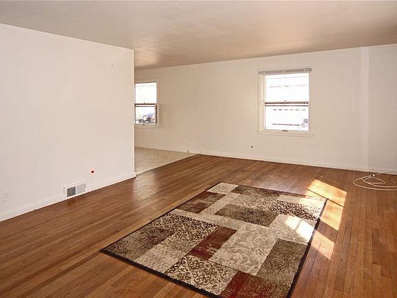 5th image of 210 W Sycamore St
