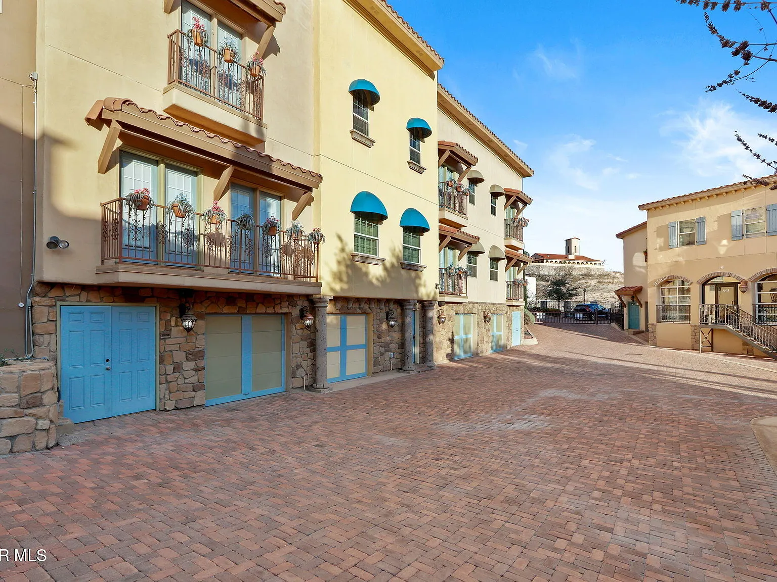 1 bed, 1.0 bath, 1040 sqft, $2,000 — Photo 1