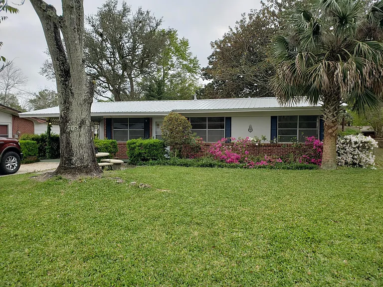 215 Newcastle Dr — Photo 1