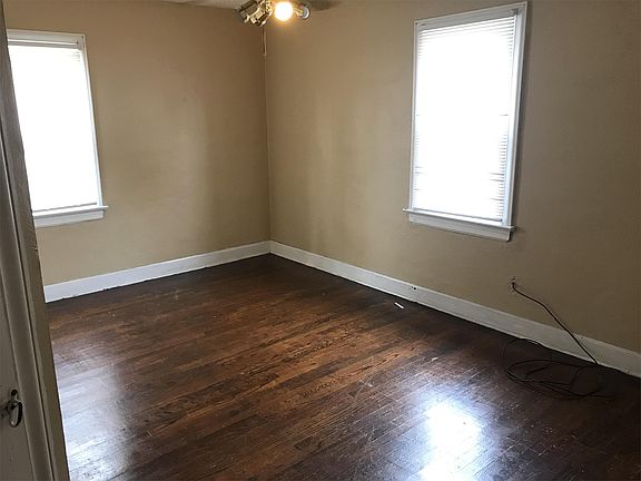 4th image of 3811 Oakridge Blvd