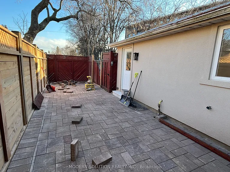 23 Tilden Cres — Photo 12