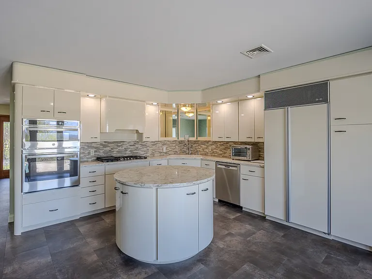19-21 Lamela Dr — Photo 6