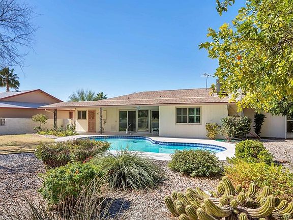 Deep set yard gives privacy