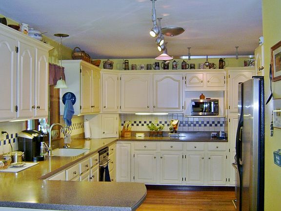 Large kitchen with breakfast nook.
						:
						Lots of cabinets and hardwood floors.