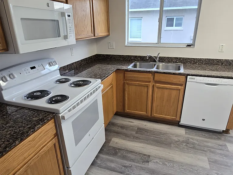 11010 Whitecap Dr — Photo 3