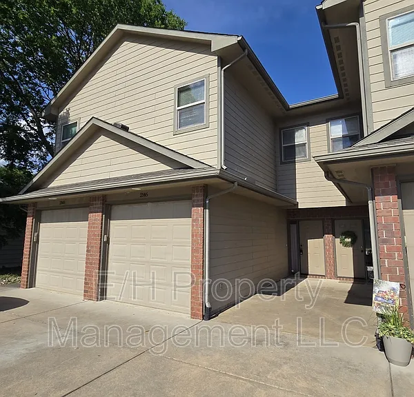 2146 N Woodlawn Blvd — Photo 2