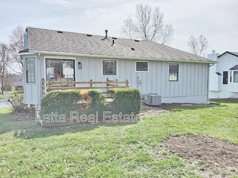 228 SE Bristol Dr — Photo 2