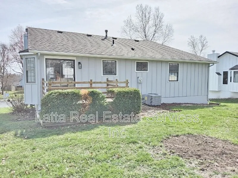 Building Photo - 228 SE Bristol Dr