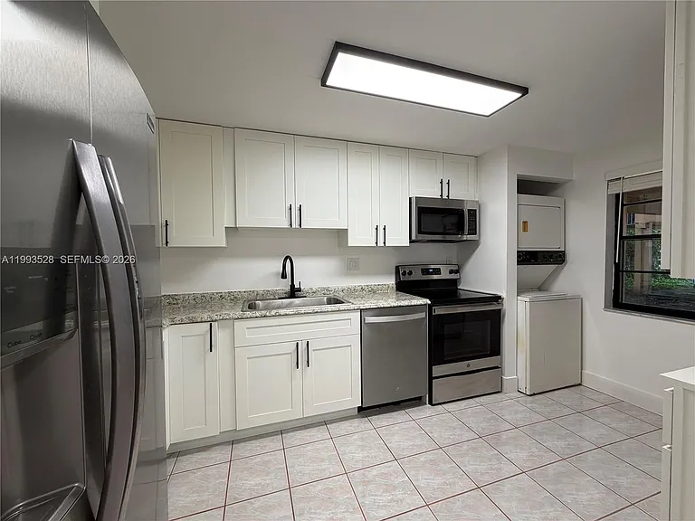 400 Commodore Dr #101 — Photo 4
