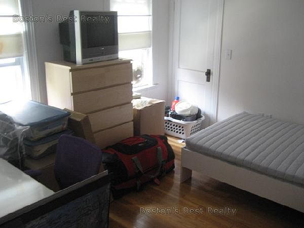 2nd image of 119 Lanark Rd #1