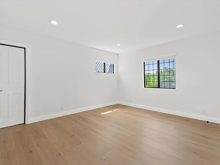 6443 Matilija Ave — Photo 17