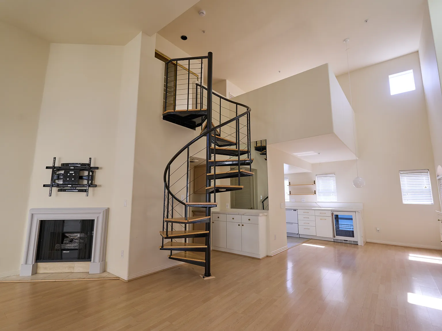 2 bed, 2.5 bath, 1850 sqft, $6,500 — Photo 4