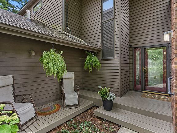 4th image of 905 Barclay Ct