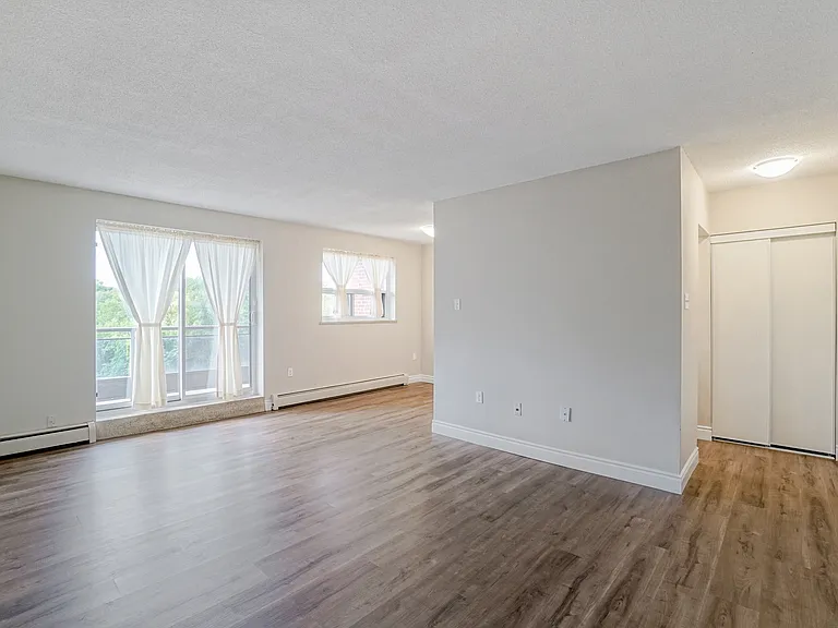 2673 King St E — Photo 16