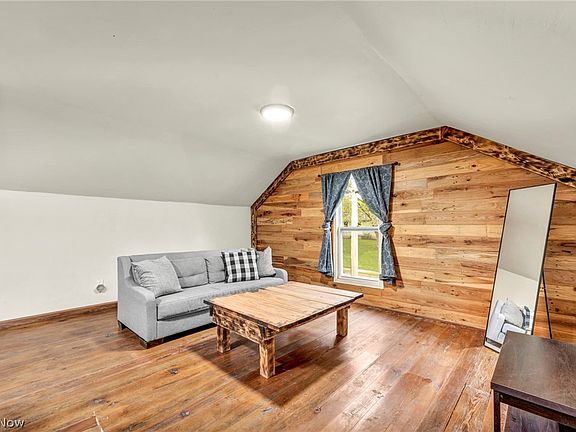 27th image of 262 E Walnut St