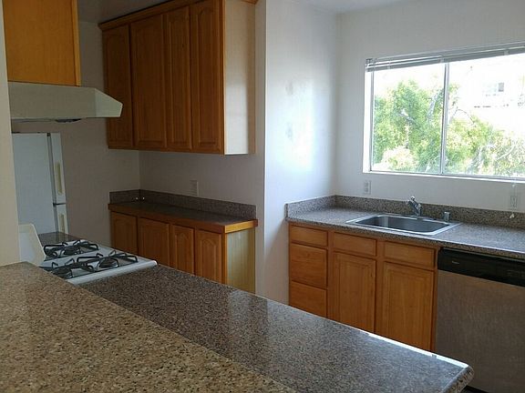 2nd image of 2624 Bush St #7