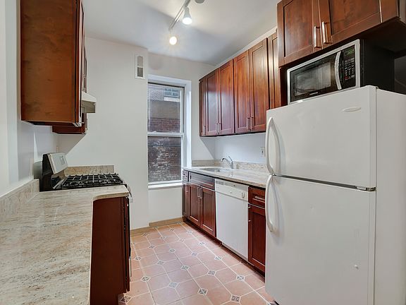 3rd image of 215 W 116th St #1D