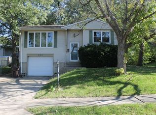 6108 N Randwick Rd, Peoria, IL 61615