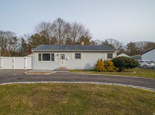 1557 N Thompson Dr, Bay Shore, NY 11706