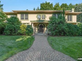 565 N Forest Dr, Teaneck, NJ 07666