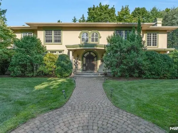 565 N Forest Dr, Teaneck, NJ 07666