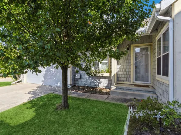 8100 Cobblestone Rd, Urbandale, IA 50322