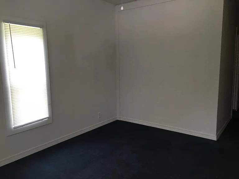907 B St SE — Photo 5
