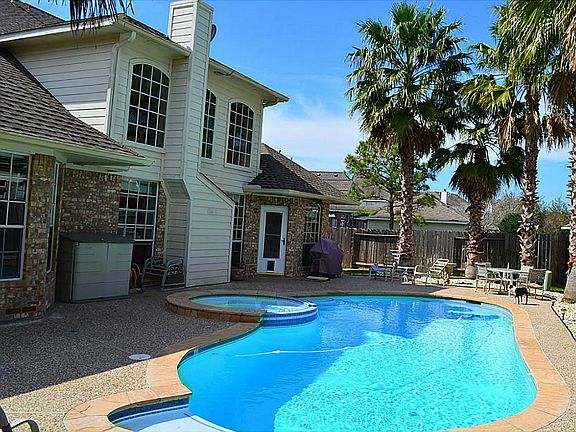 Beautiful Pool & Spa, Lots of Decking area for Entertaining & Relaxing
