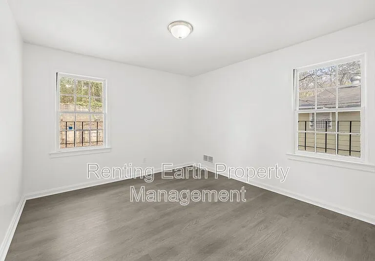 805 Vanderbilt St — Photo 12
