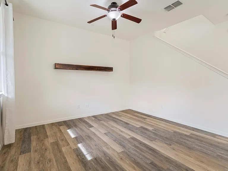 1136 Rothbury Ln — Photo 3