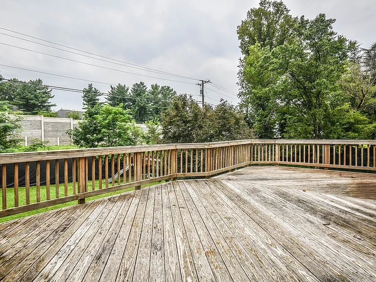 9627 Locust Hill Dr — Photo 35