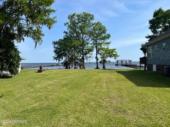 406 Canal Cove Road, Lake Waccamaw, NC 28450