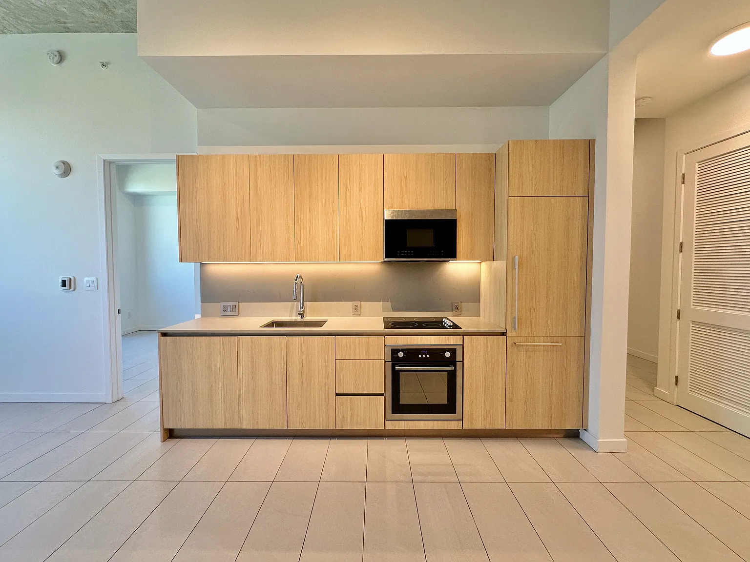 1 bed, 765 sqft, $2,569 — Photo 2