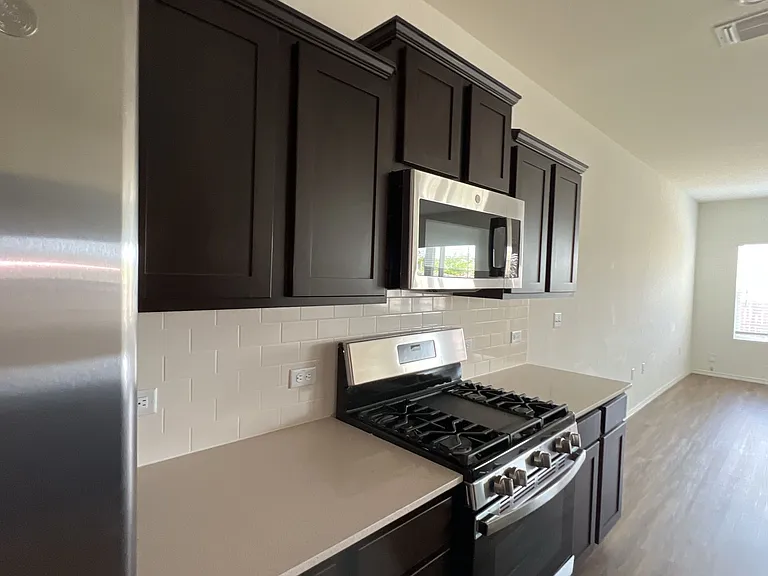 15209 Spruce Frost Cv #B — Photo 2