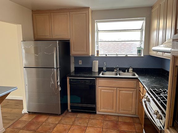 2nd image of 44 Rockford Ave