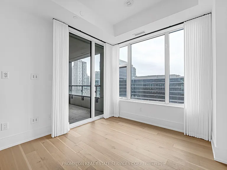 455 Wellington St W #908 — Photo 32