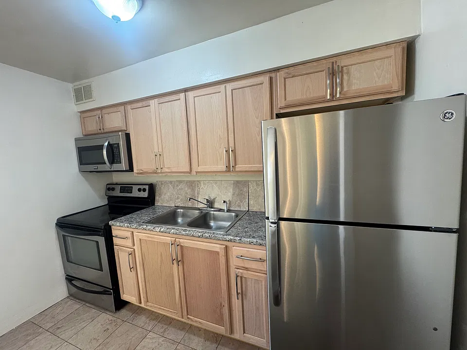 2025 W Granville Ave
