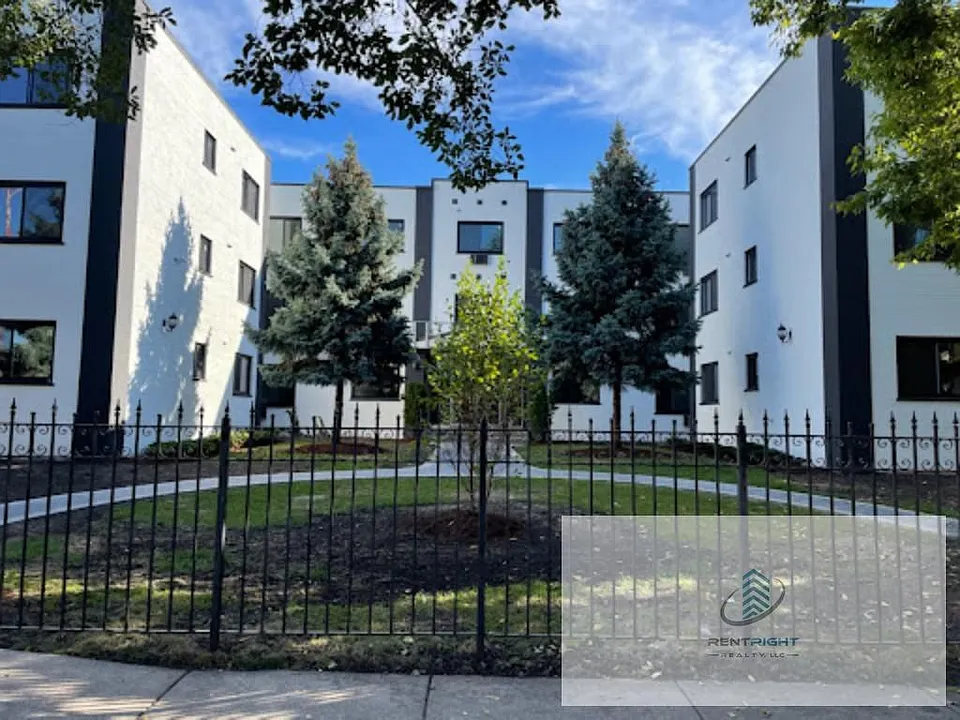 7621 N Sheridan Rd #1D