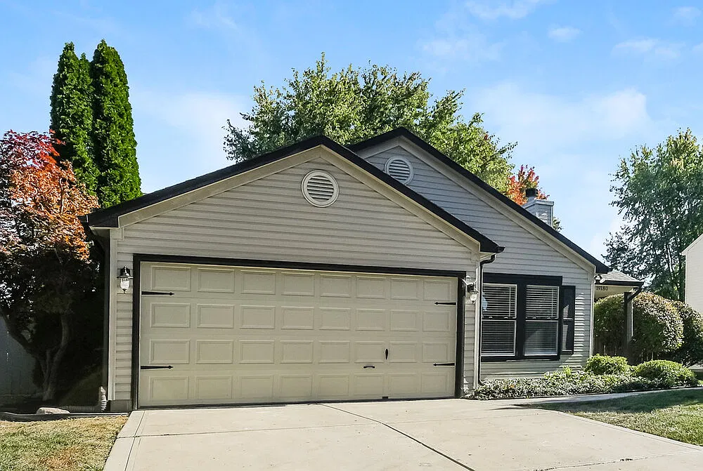 3 bed, 2.0 bath, 1326 sqft, $2,385 — Photo 1