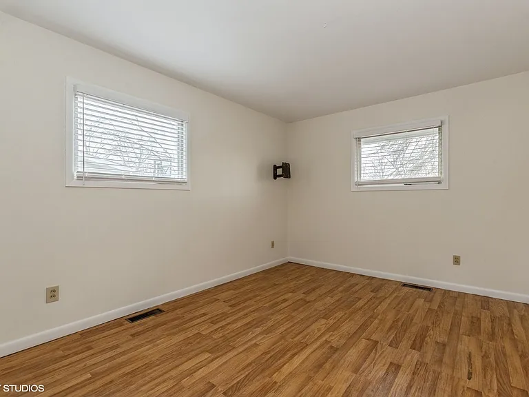 121 Belmont Ct — Photo 9