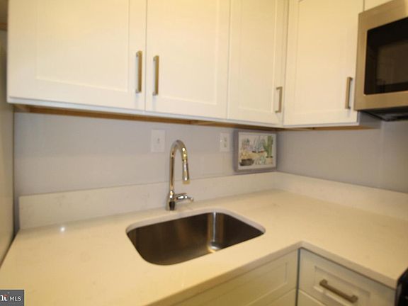 4th image of 801 N Pitt St APT 211