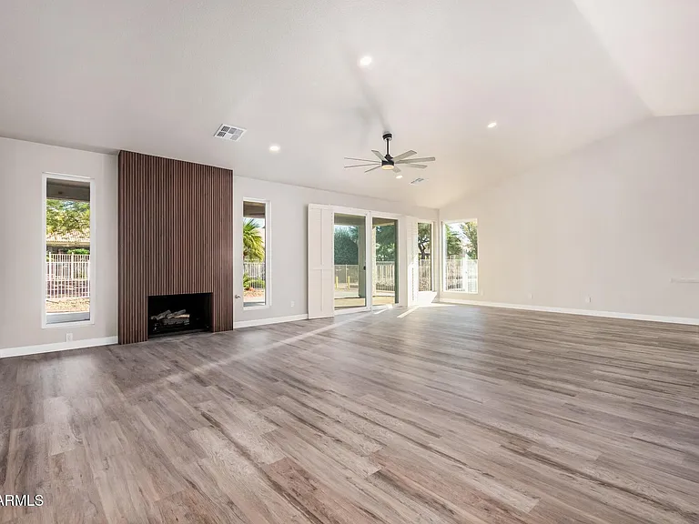 9310 E Crystal Dr — Photo 4